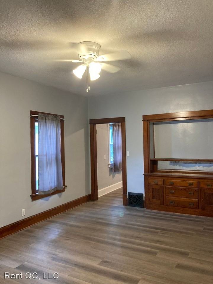 1856 30th St - Photo 2 of 12