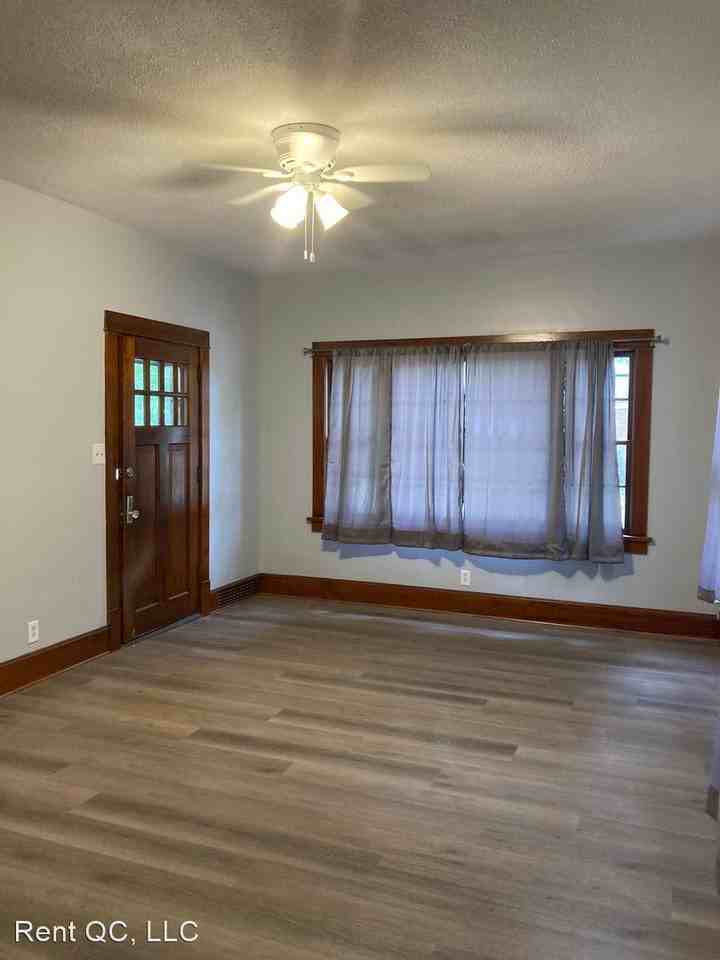 1856 30th St - Photo 3 of 12