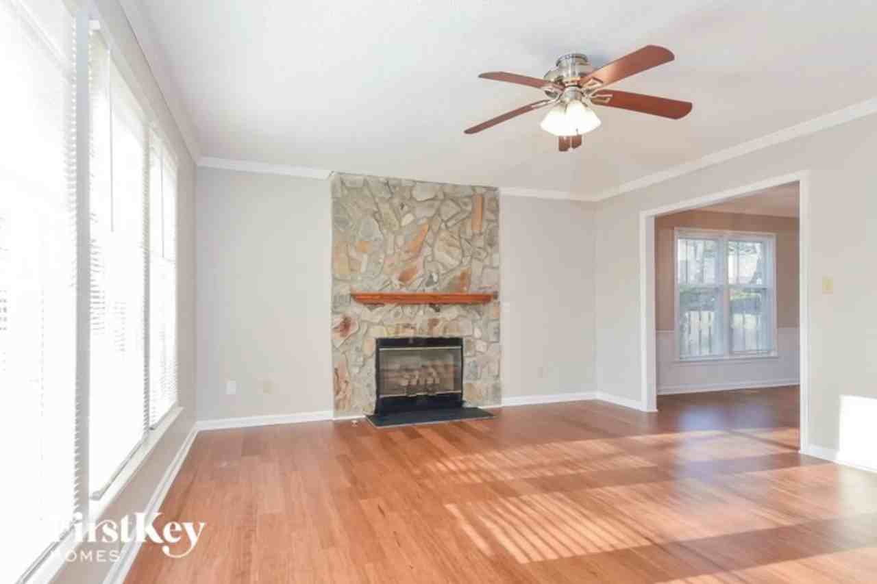 4706 Pine Hollow Ln - Photo 2 of 11