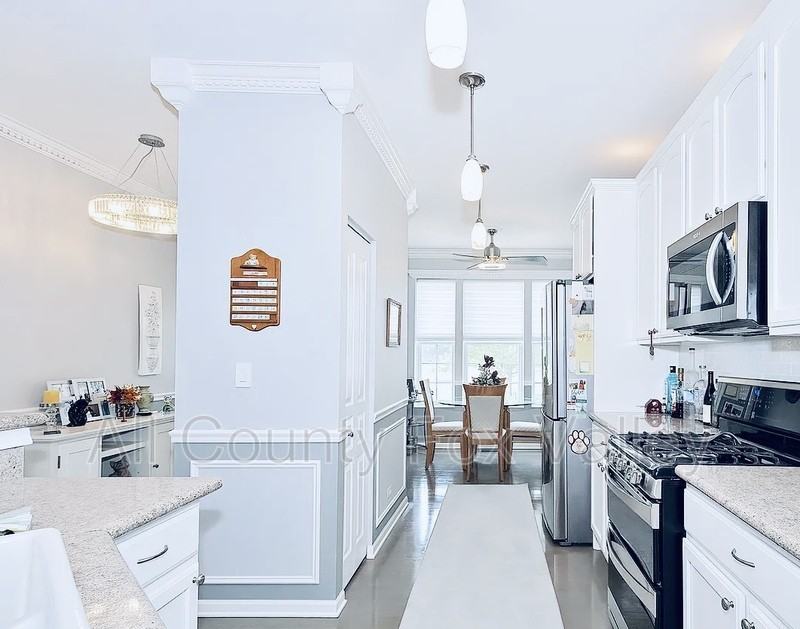 2821 Waterfront Ave - Photo 3 of 18