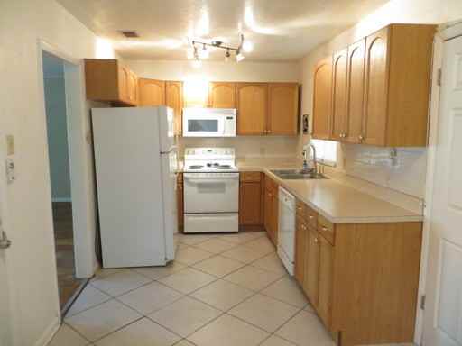 1305 Divot Ln - Photo 3 of 8