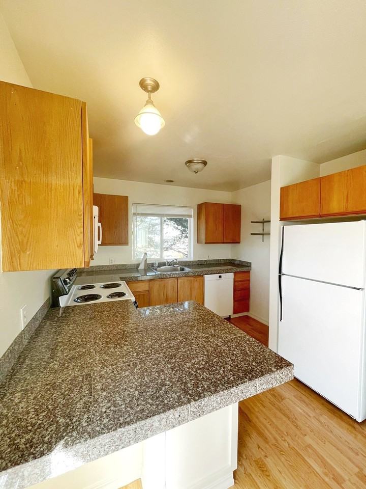 714 Sw Bay St - Photo 3 of 10