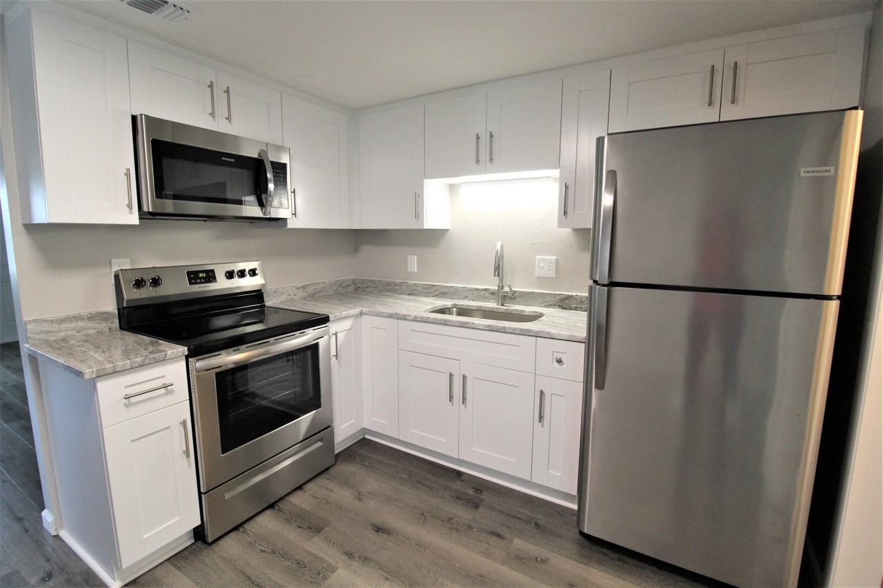 560 Briarwood Rd - Photo 2 of 14