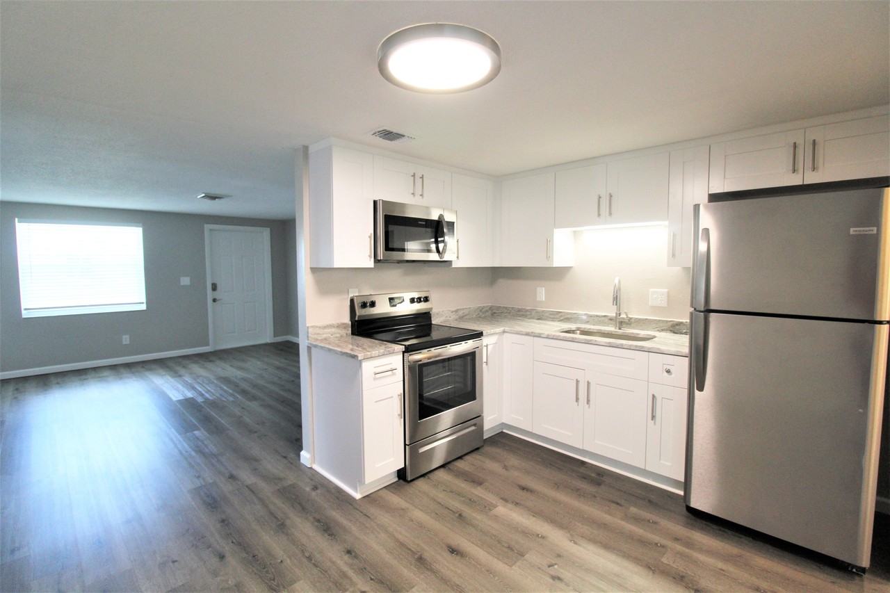 560 Briarwood Rd - Photo 3 of 14