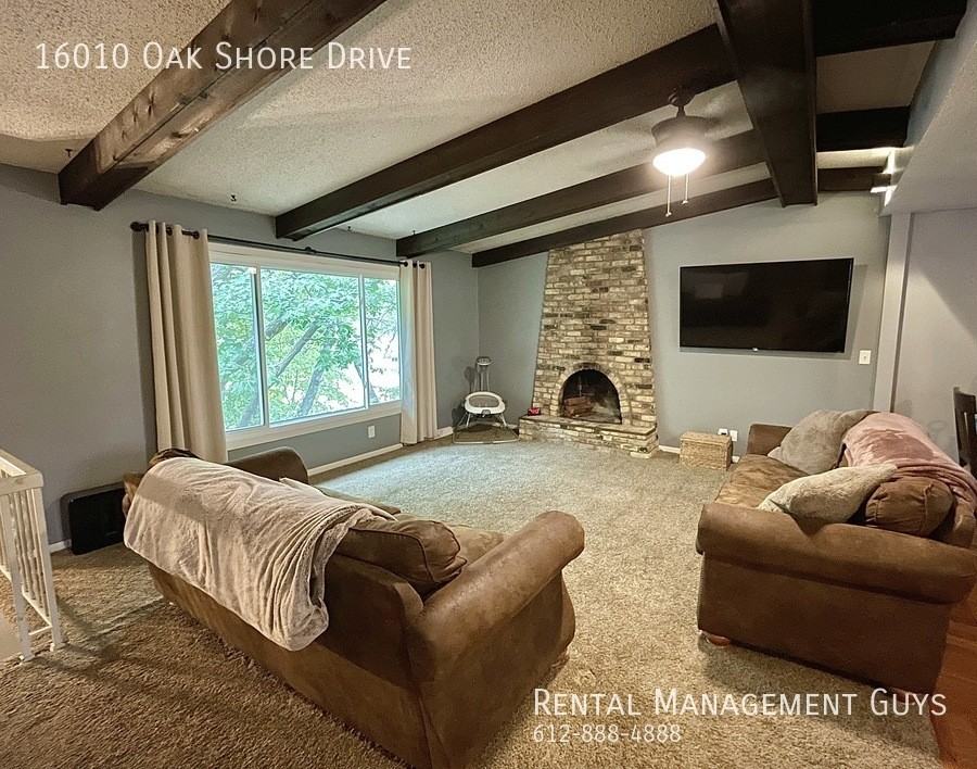 16010 Oak Shore Dr - Photo 3 of 20