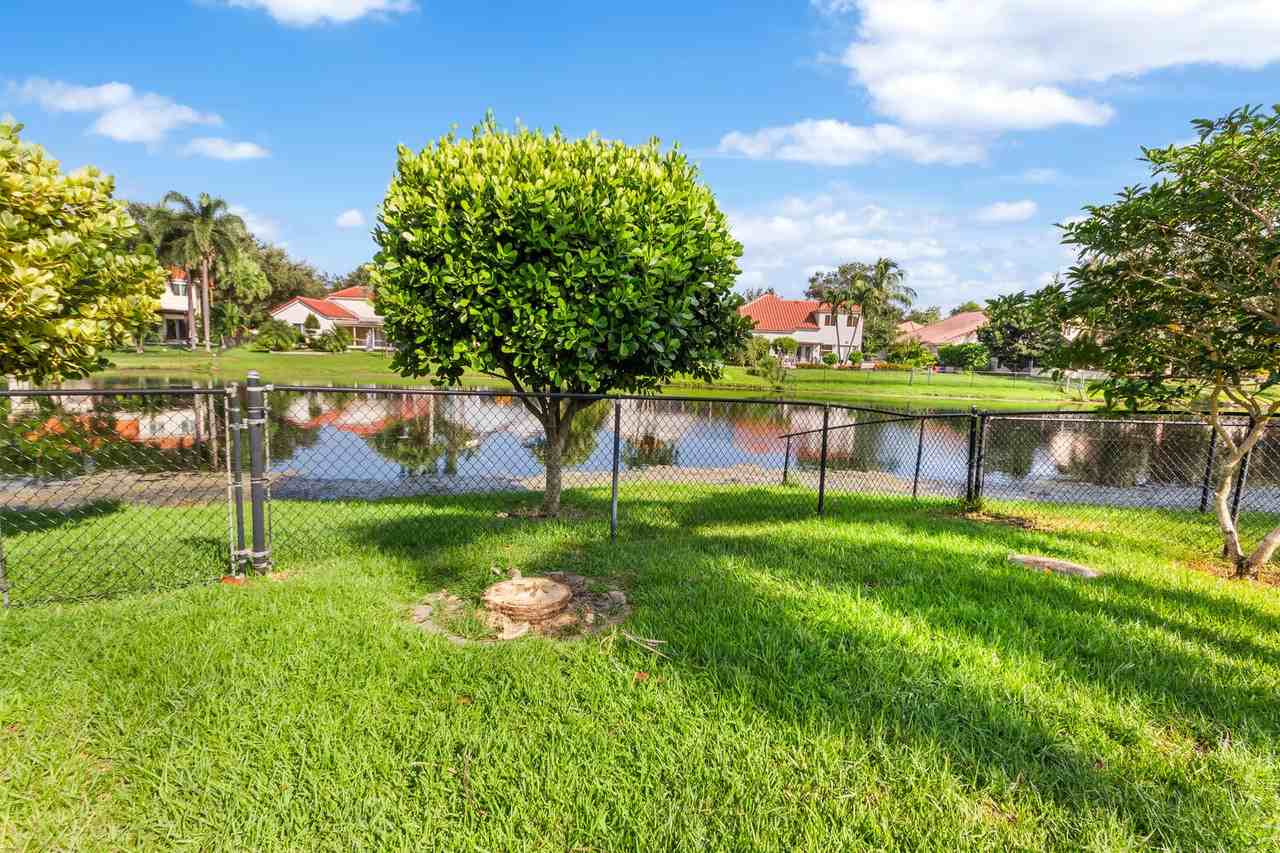 9210 Oak Grove Cir #NA - Photo 3 of 34