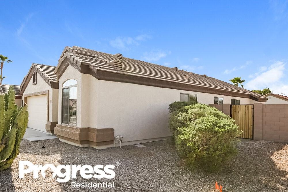 15559 W Mauna Loa Ln - Photo 3 of 16