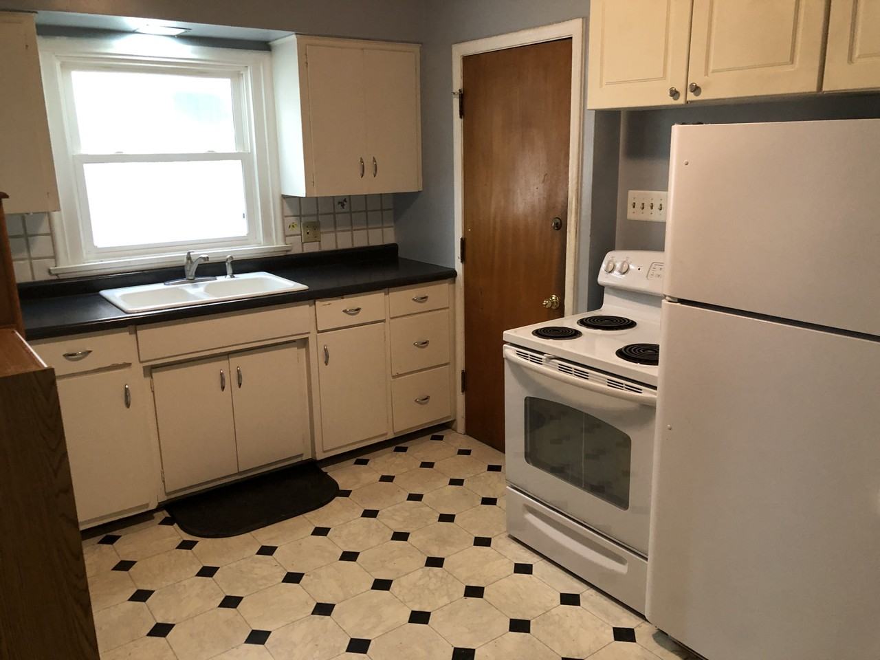 40 Howell St N - Photo 2 of 6