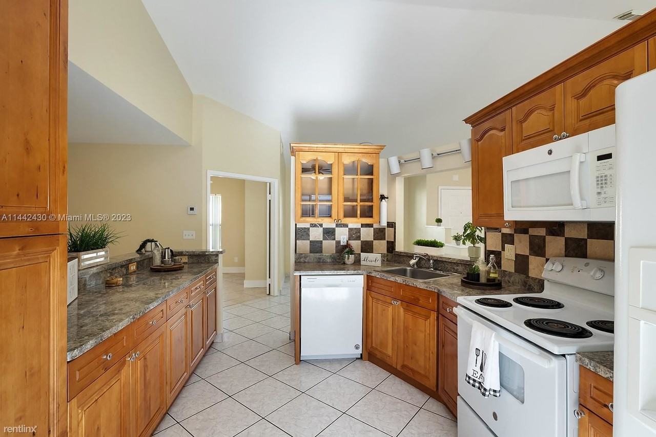 20770 Nw 1st St - Photo 2 of 23