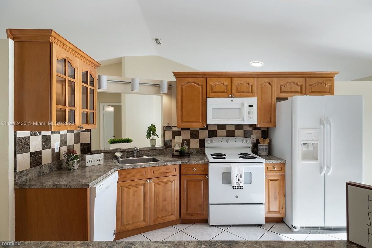 20770 Nw 1st St - Photo 3 of 23