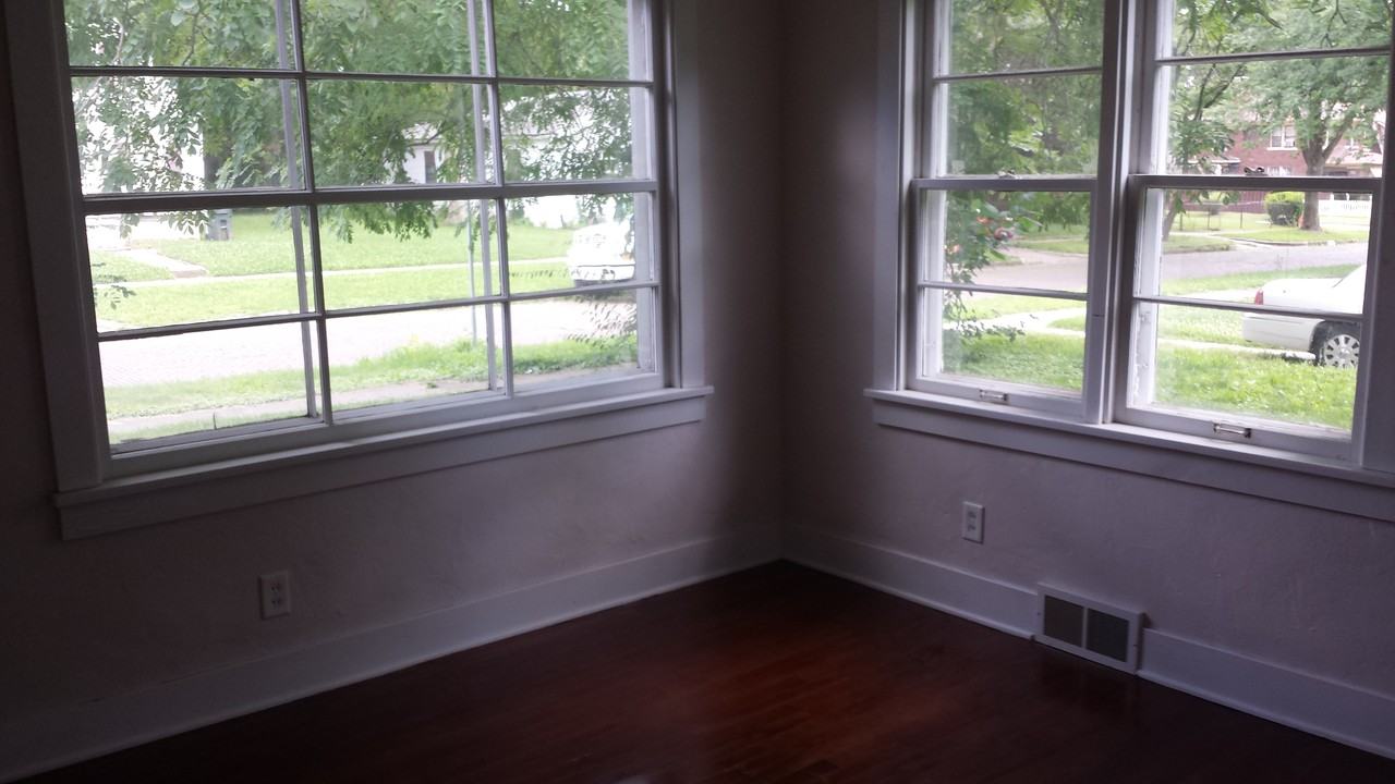 455 S Boyd St - Photo 2 of 11