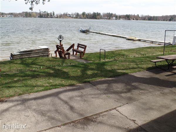 6996 Kitson Dr NE - Photo 3 of 9