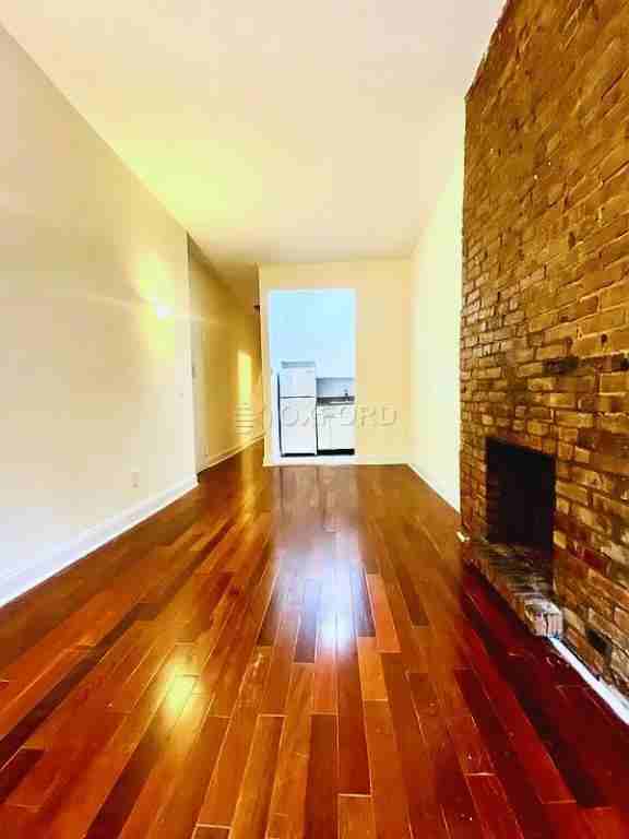 E 81st St #1D - Photo 2 of 6