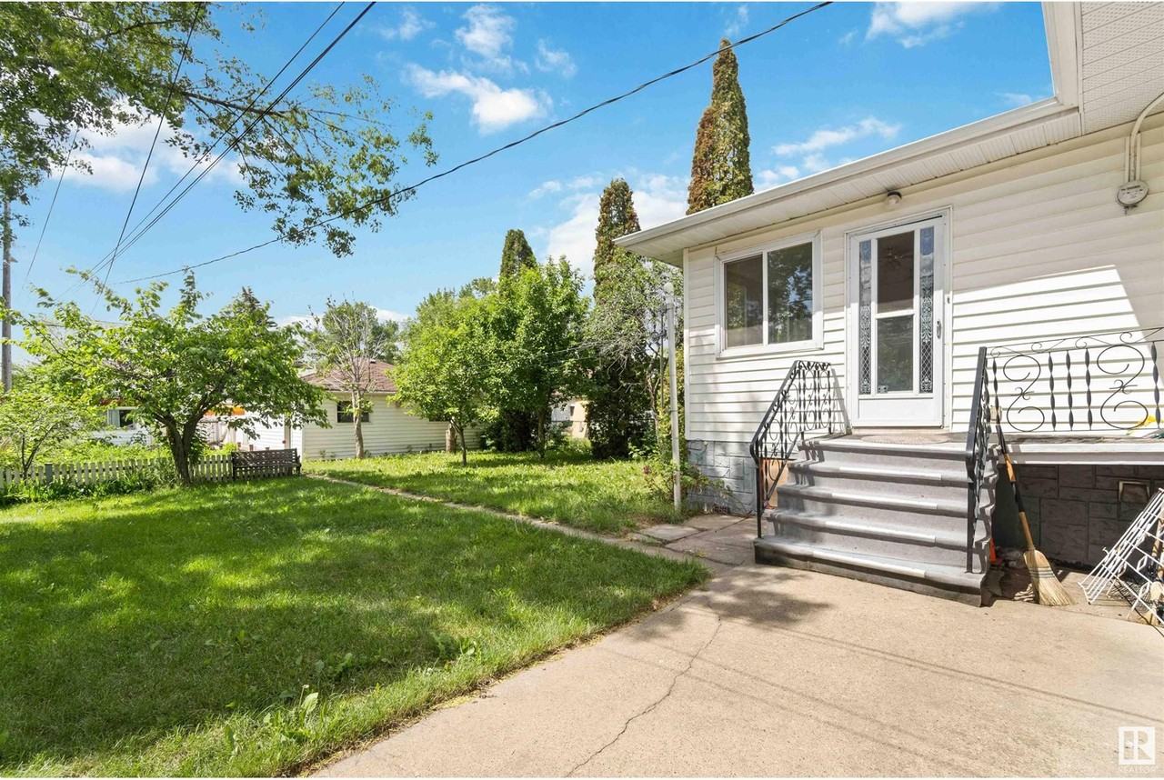 5 Bedroom + Den 2 Bathroom House by Kingsway - Photo 3 of 22