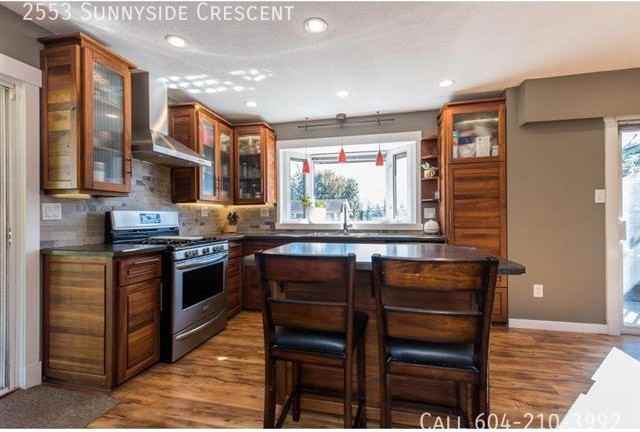 2553 Sunnyside Cres - Photo 3 of 26