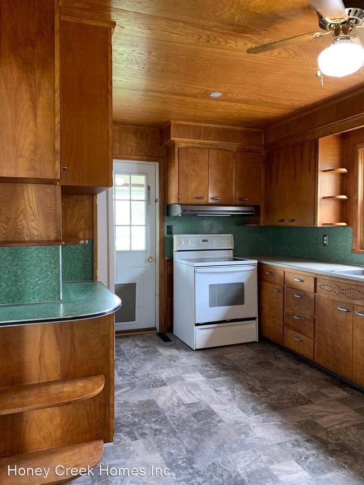 227 Franklin St - Photo 3 of 9