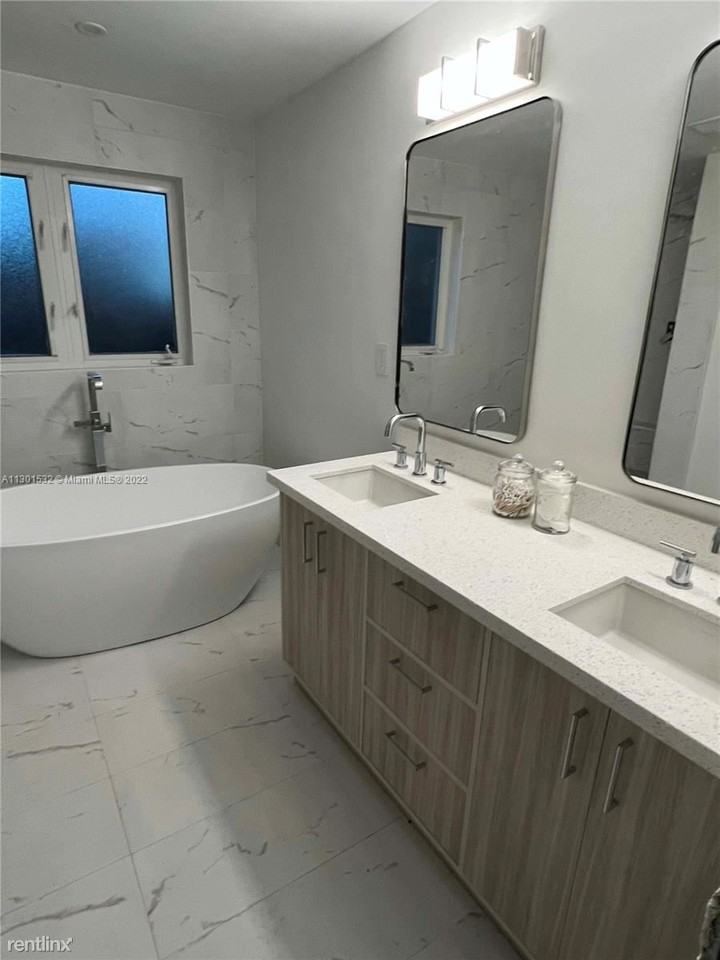120 S Hibiscus Dr - Photo 2 of 12