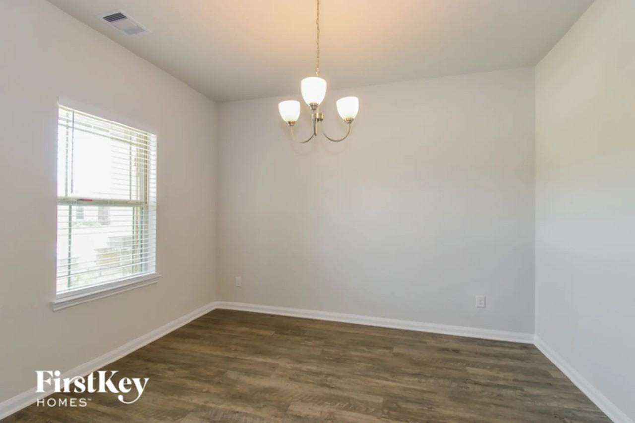 317 Lakeway Cir - Photo 2 of 11