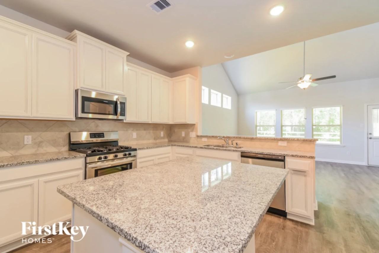 317 Lakeway Cir - Photo 3 of 11