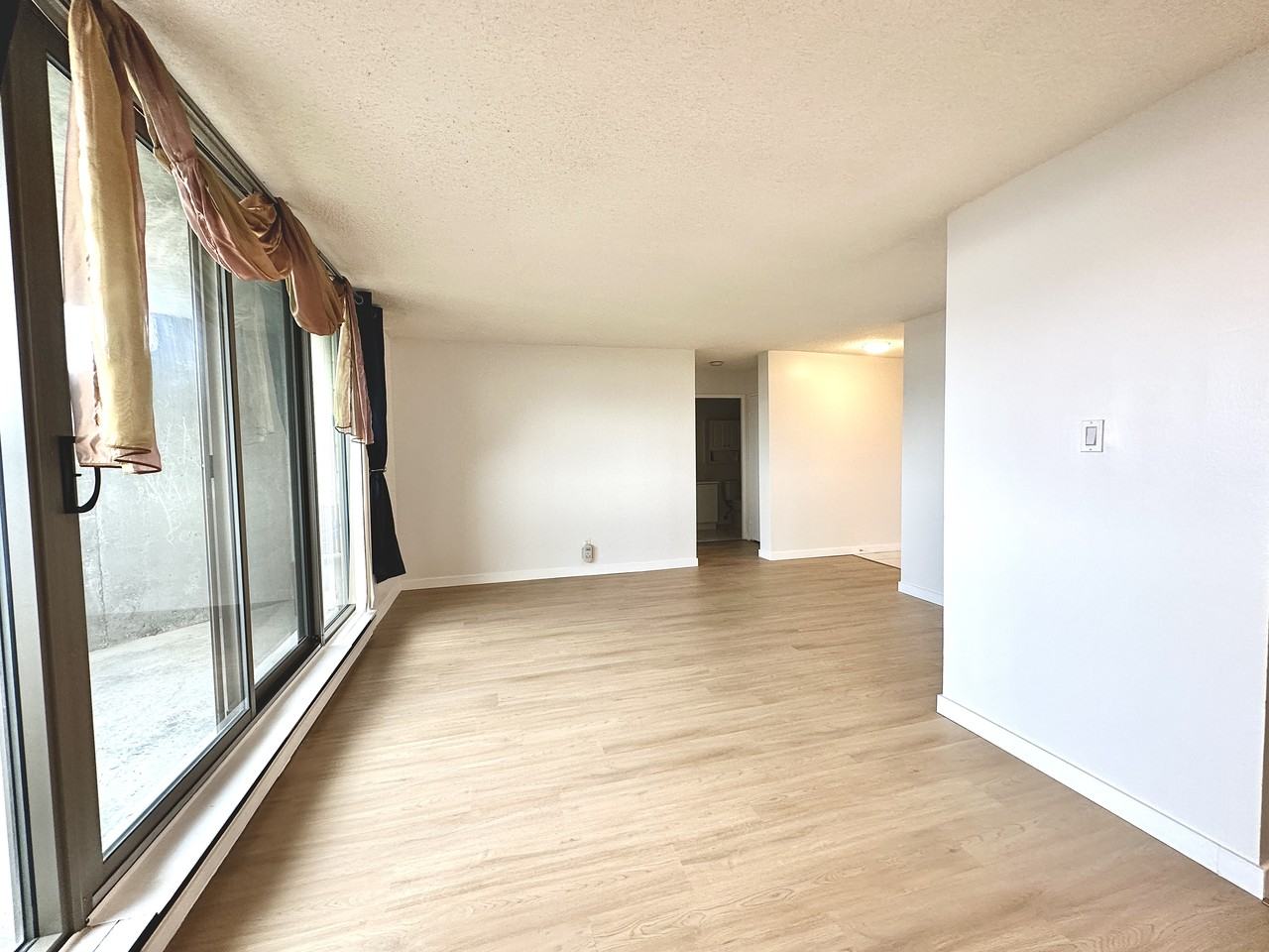 1103 Jalna Boulevard - Photo 3 of 12