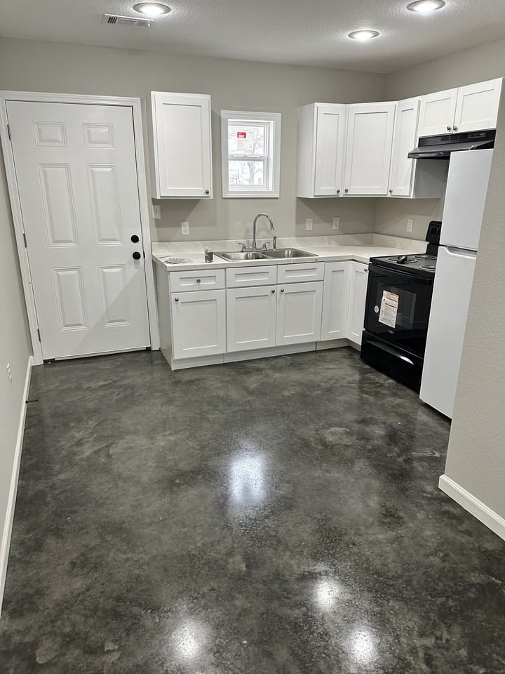 204 Louise St #204 - Photo 2 of 5