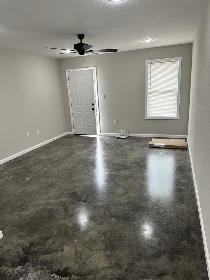 204 Louise St #204 - Photo 3 of 5