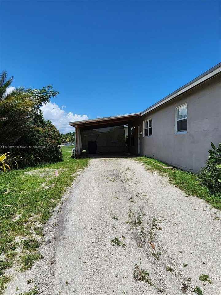 701 N 70th Ave - Photo 2 of 8