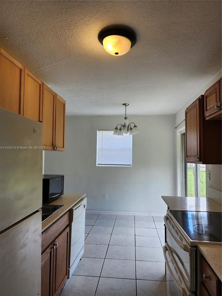 701 N 70th Ave - Photo 3 of 8