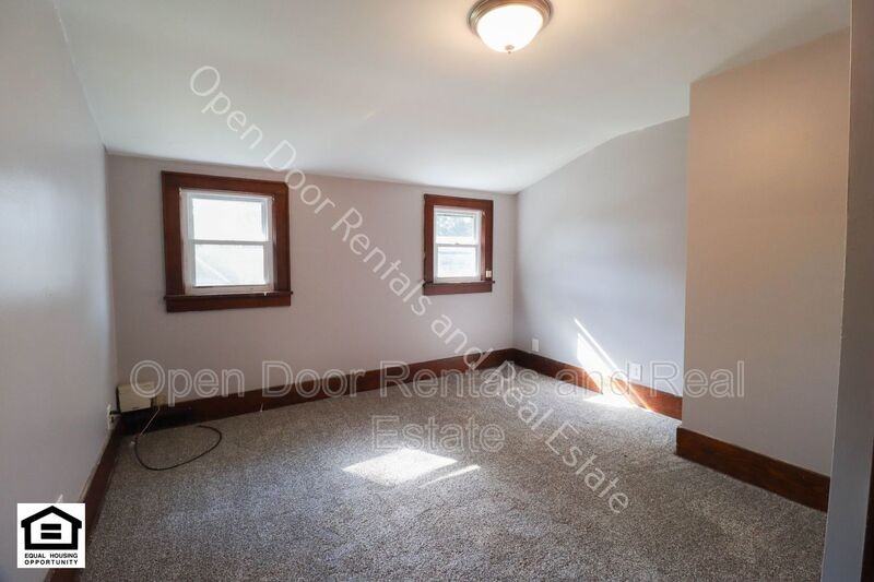 603 1/2 N Jackson St - Photo 2 of 5