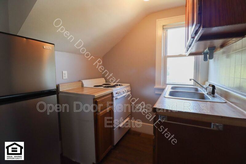 603 1/2 N Jackson St - Photo 3 of 5