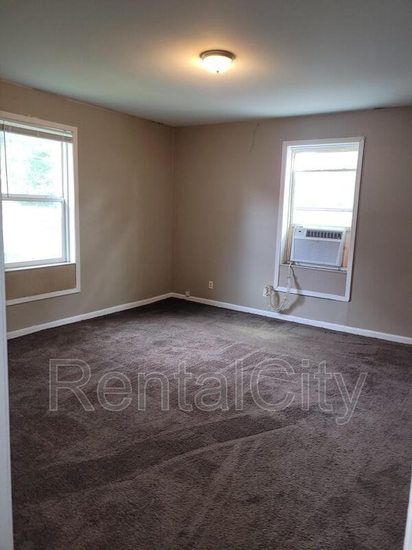 1008 Tucker St - Photo 3 of 17