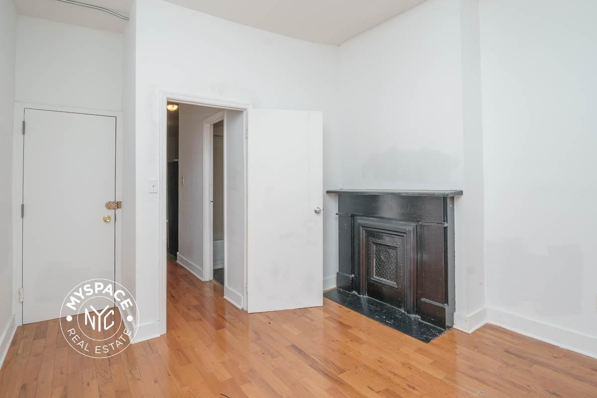 369 Menahan St #3R - Photo 5 of 11