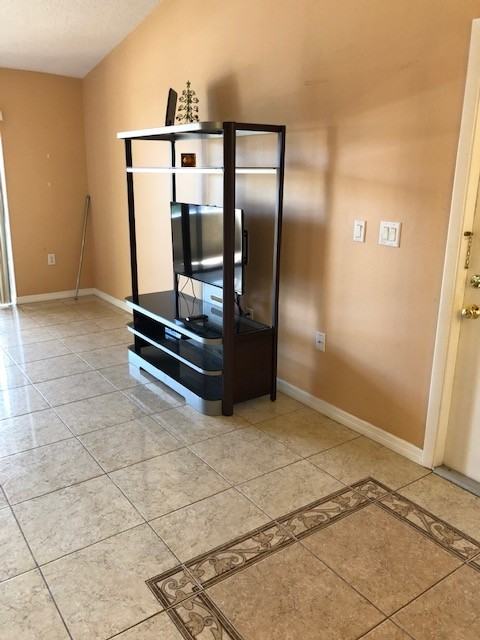 5283 Vineland Rd - Photo 3 of 8