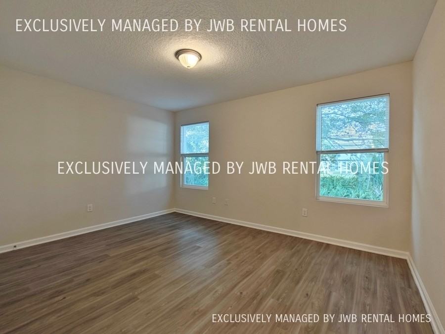 702 Phelps St - Photo 2 of 6