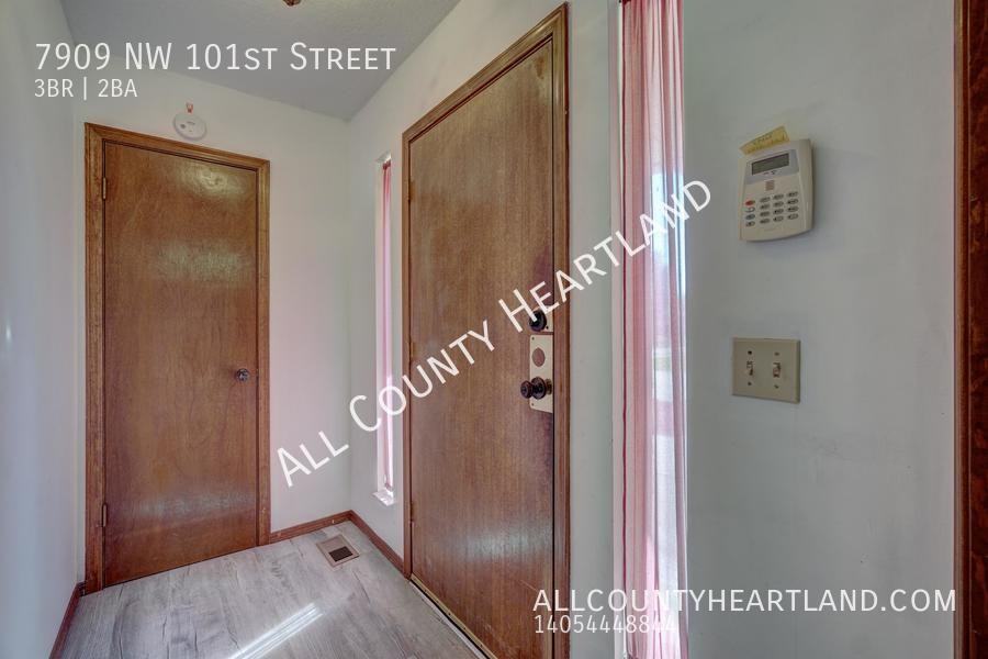 7909 Nw 101st St - Photo 3 of 25