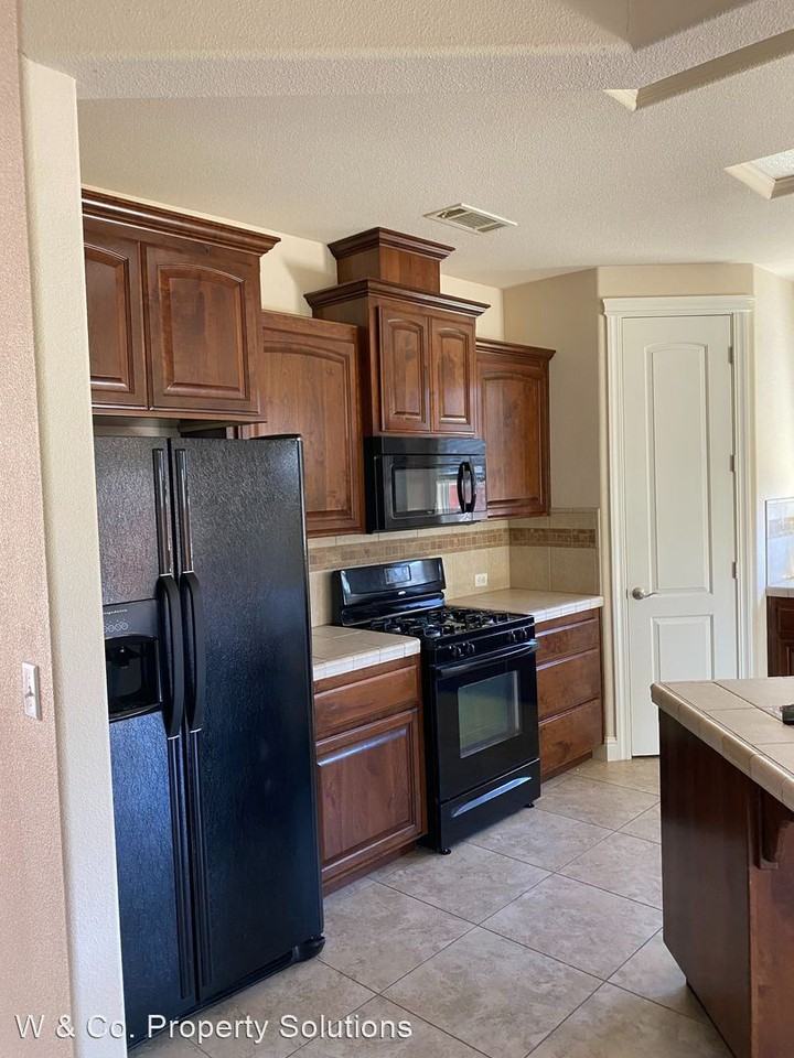 523 Grants Pass - Photo 3 of 12