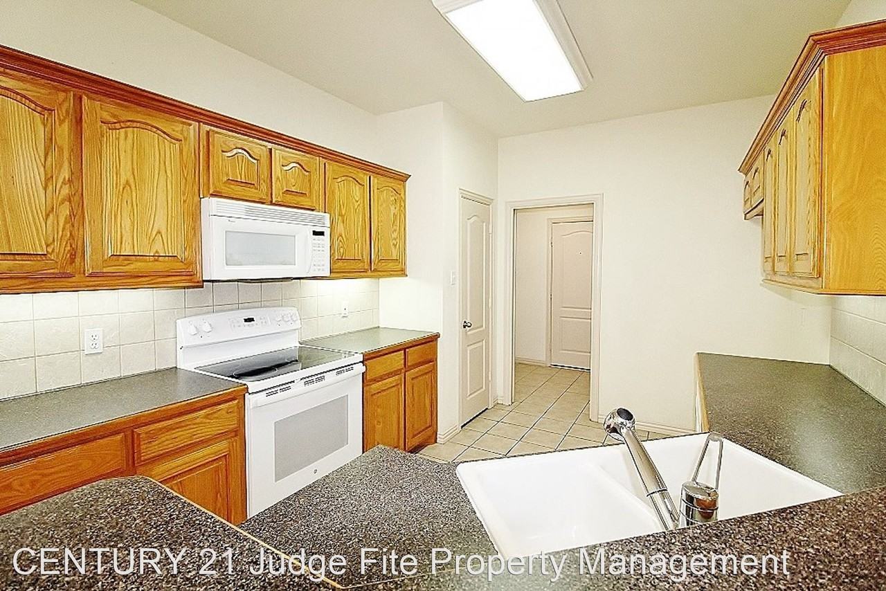 6218 Bentwood Dr - Photo 3 of 10