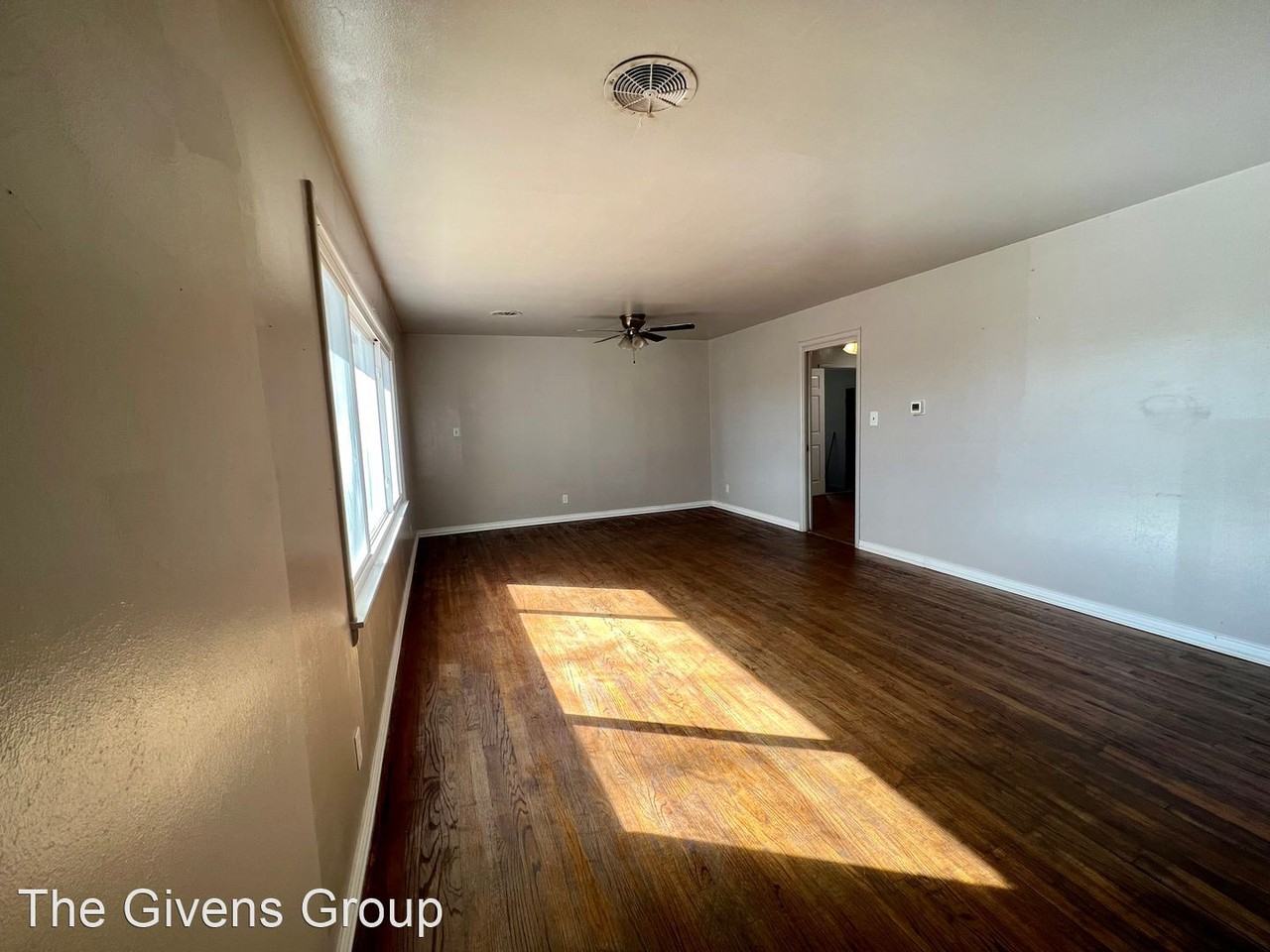 2408 Canterbury Ave - Photo 2 of 10