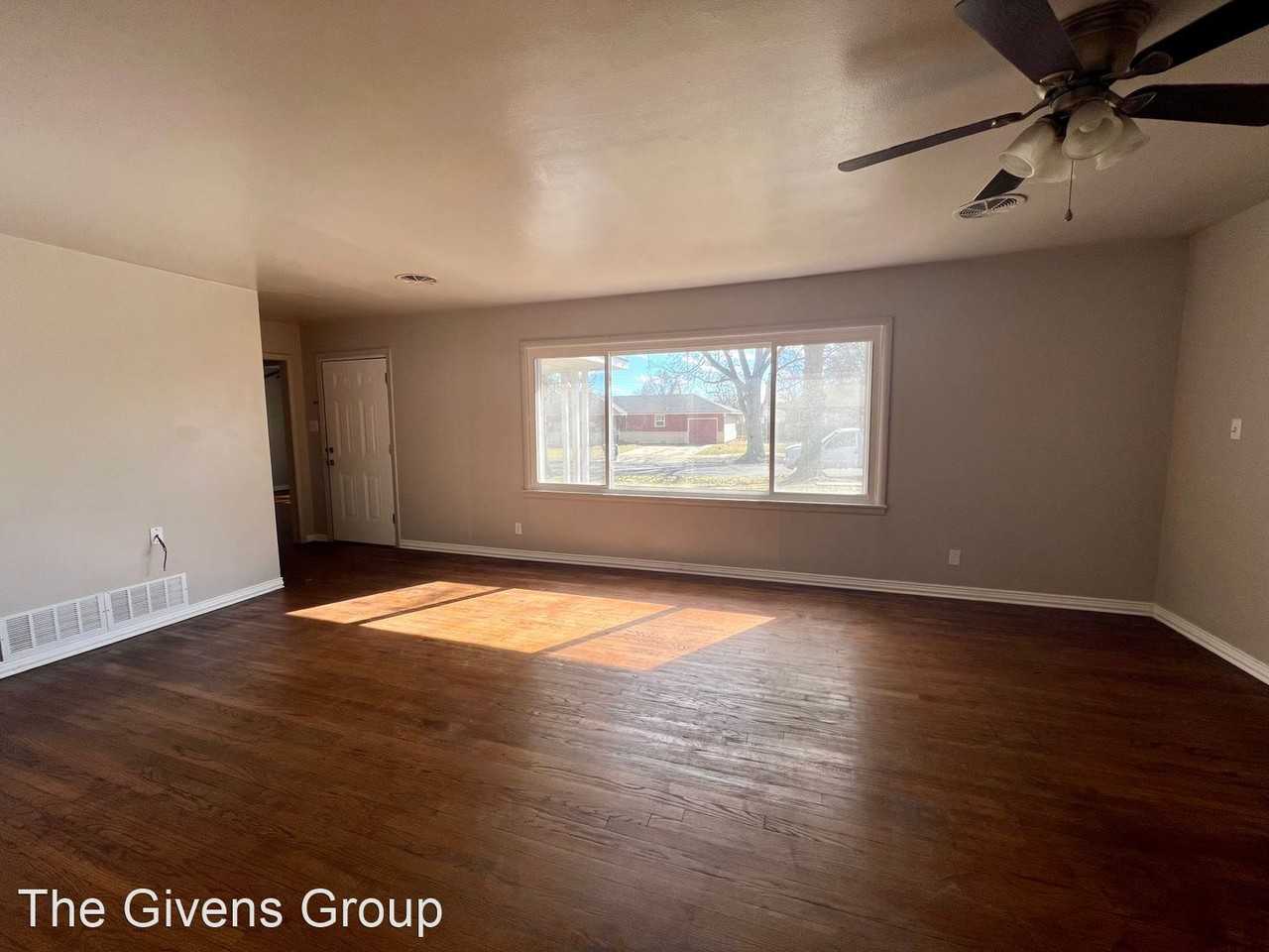 2408 Canterbury Ave - Photo 3 of 10