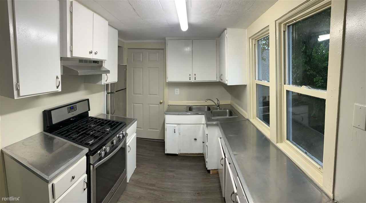 625 Curve St Sw - Photo 3 of 10