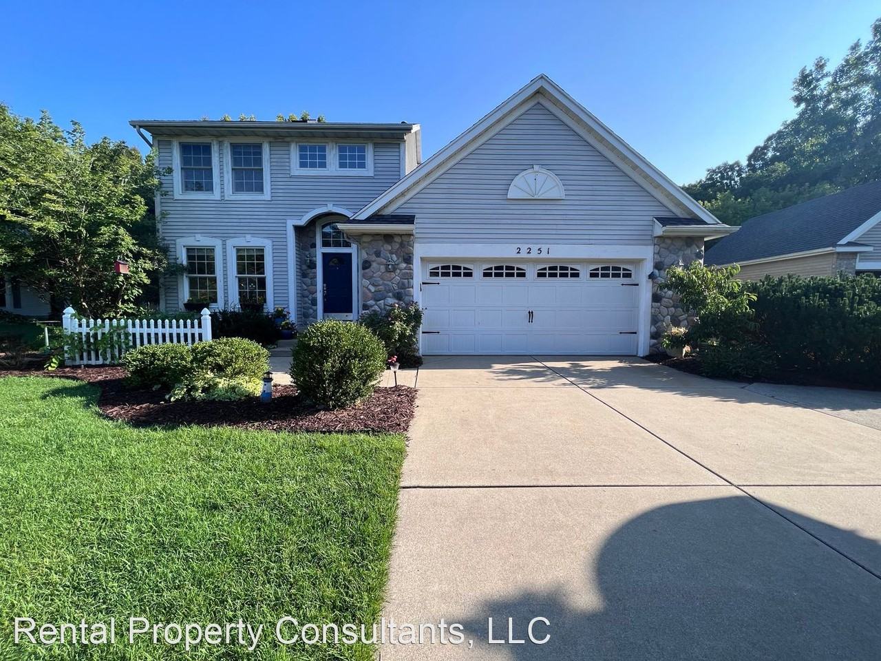 2251 Waterford Way Ne - Photo 2 of 49
