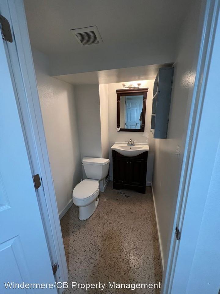 225 F St Sw - Photo 2 of 9