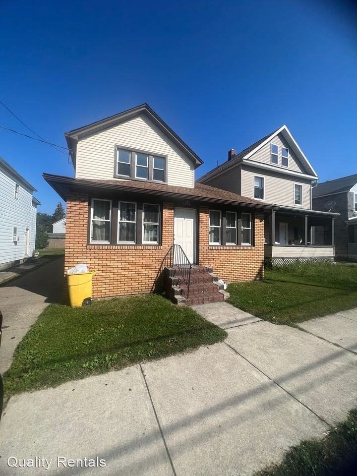 1206 E 10TH - Photo 2 of 10