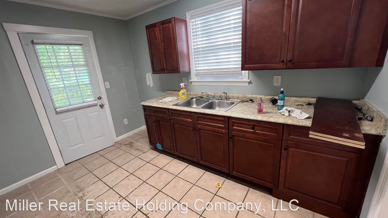 1404 E 58th St - Photo 2 of 6