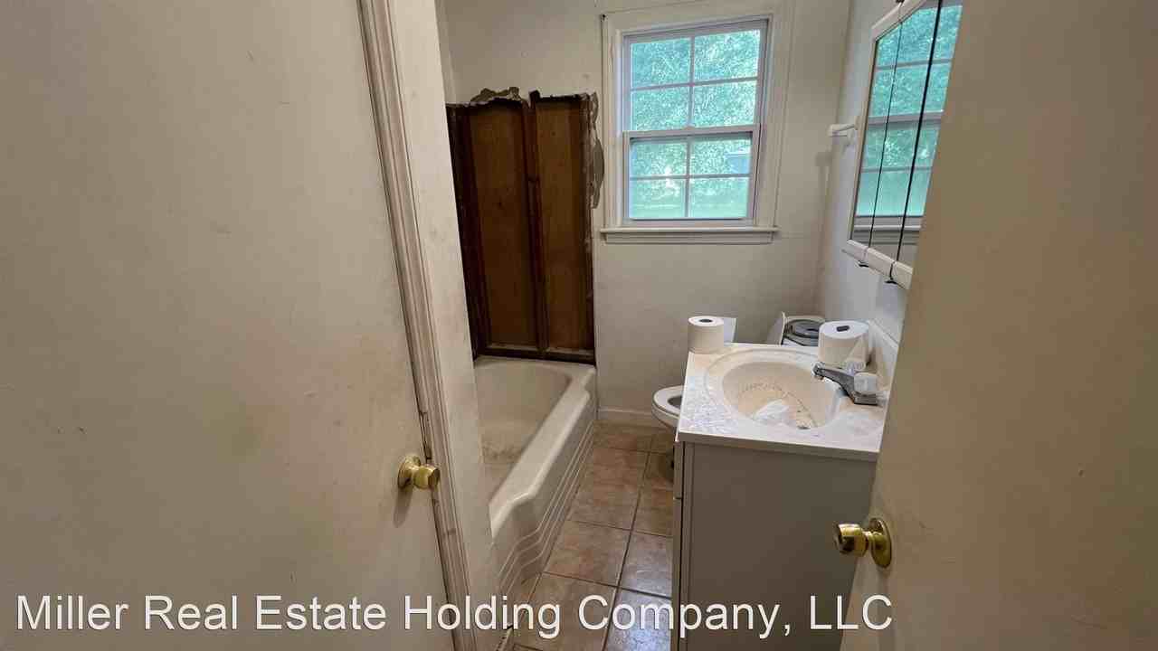 1404 E 58th St - Photo 3 of 6