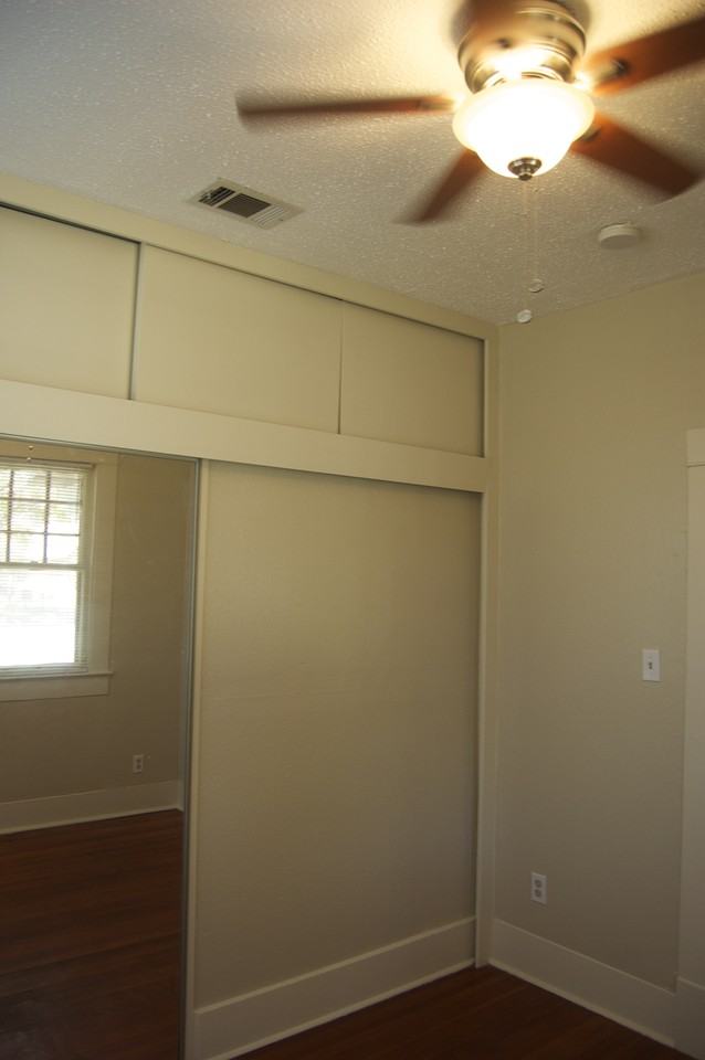 403 E 35th St - Photo 4 of 14