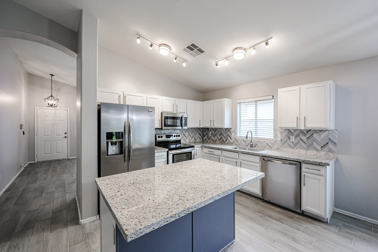 45511 W Dirk St - Photo 2 of 44