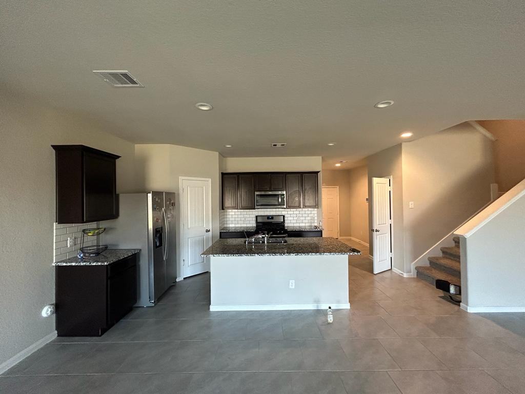 3207 Sumac Dr - Photo 4 of 31
