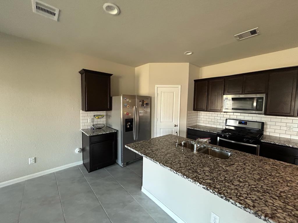 3207 Sumac Dr - Photo 5 of 31