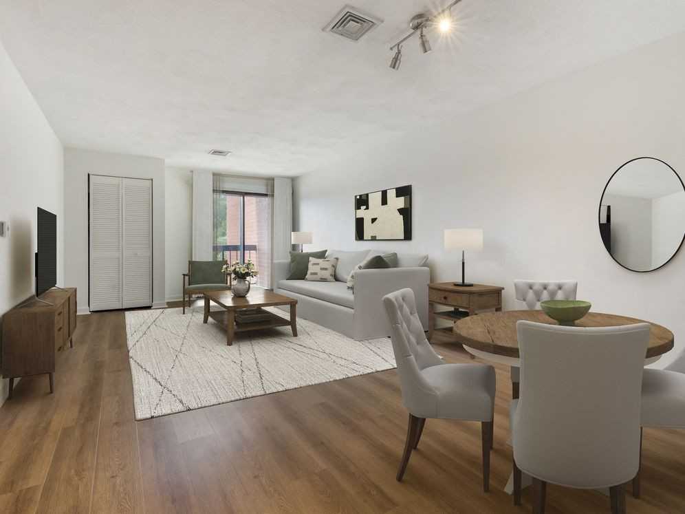 eaves Quincy - Photo 2 of 43